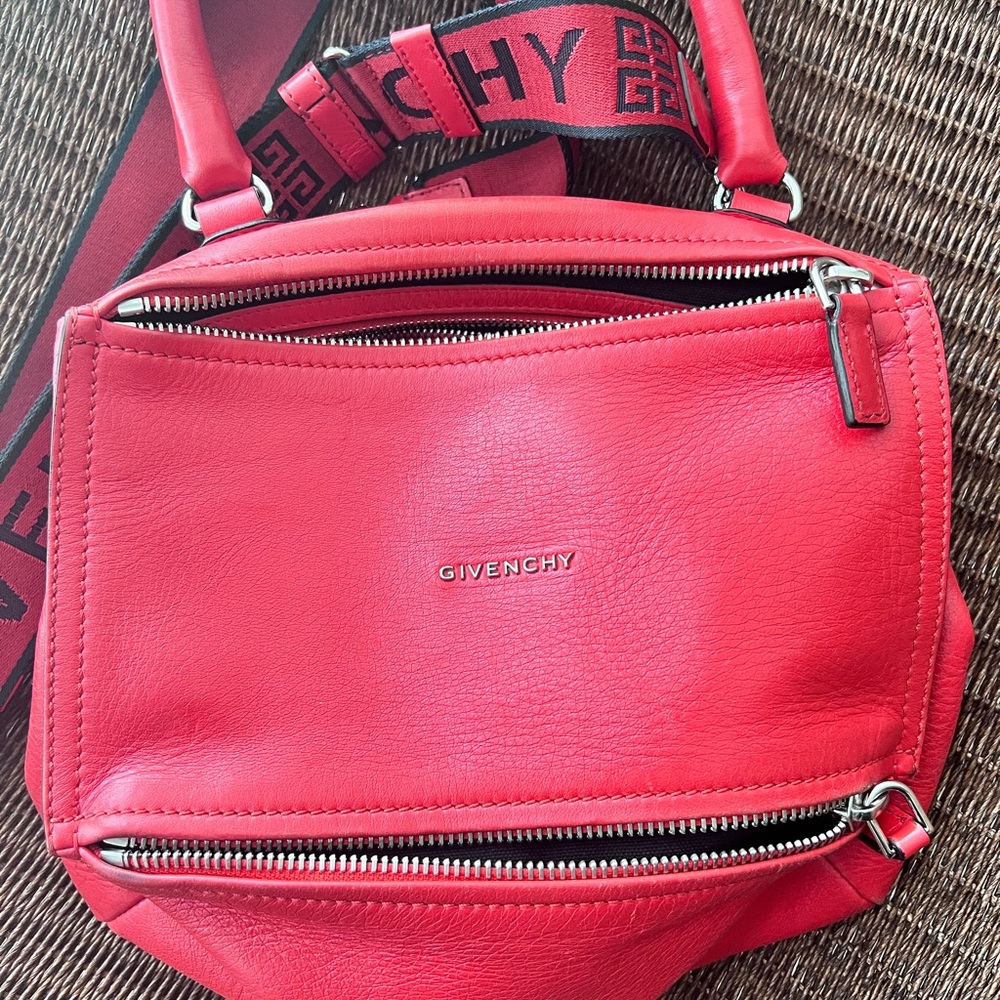 Cross Givenchy with the ability to be adjusted to shoulder bag sleek/bold look.